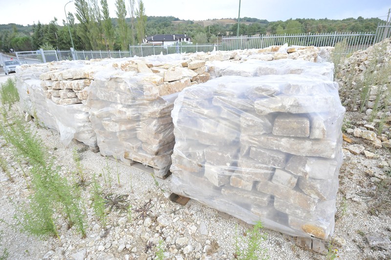Deposito pedane pietra costruzione